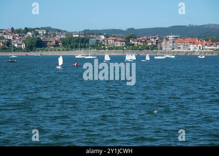 Scuola di vela sulla spiaggia Las Arenas di Bilbao, con molte gommoni piccole barche in acqua. È una delle spiagge più conosciute di Getxo in Euskadi, lo siamo Foto Stock