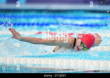 Alice Tai della Gran Bretagna durante la finale femminile 100m Butterfly S8 presso la Paris la Defense Arena il decimo giorno dei Giochi paralimpici estivi di Parigi 2024. Data foto: Sabato 7 settembre 2024. Foto Stock