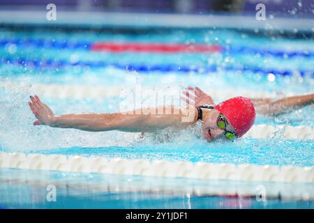 Alice Tai della Gran Bretagna durante la finale femminile 100m Butterfly S8 presso la Paris la Defense Arena il decimo giorno dei Giochi paralimpici estivi di Parigi 2024. Data foto: Sabato 7 settembre 2024. Foto Stock