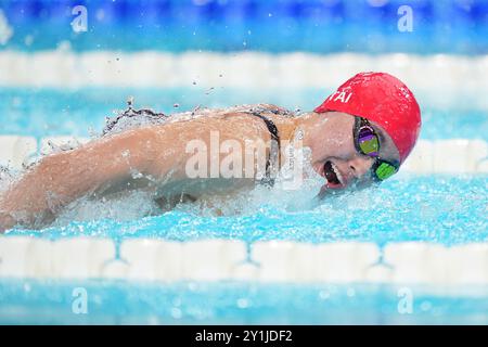 Alice Tai della Gran Bretagna durante la finale femminile 100m Butterfly S8 presso la Paris la Defense Arena il decimo giorno dei Giochi paralimpici estivi di Parigi 2024. Data foto: Sabato 7 settembre 2024. Foto Stock