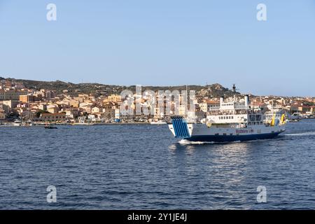 La Maddalena, Italia - 26 agosto 2023: Un traghetto che collega la Maddalena a Palau, in Sardegna, Italia, con il villaggio di la Maddalena i Foto Stock