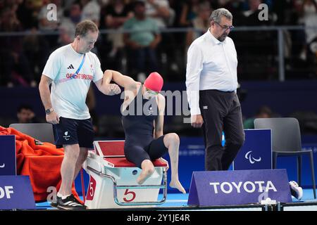 Alice Tai della Gran Bretagna durante la finale femminile 100m Butterfly S8 presso la Paris la Defense Arena il decimo giorno dei Giochi paralimpici estivi di Parigi 2024. Data foto: Sabato 7 settembre 2024. Foto Stock