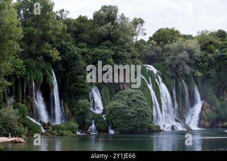 Studenci, Bosnia ed Erzegovina. 12 giugno 2024. Vista generale delle cascate di Kravica a Studenci. Le cascate di Kravica sono uno dei siti naturali più belli della regione di Herzegovinian in Bosnia. La cascata è alta circa 25 metri e divisa in 20 cascate, con il lago sottostante di circa 120 metri di raggio. Kravica è una famosa area per nuotare e fare picnic ed è una meta turistica attraente. (Foto di Karol Serewis/SOPA Images/Sipa USA) credito: SIPA USA/Alamy Live News Foto Stock