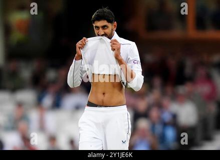 Lo Shoaib Bashir dell'Inghilterra reagisce dopo una caduta del compagno di squadra Josh Hull durante il secondo giorno del terzo Rothesay Men's test al Kia Oval di Londra. Data foto: Sabato 7 settembre 2024. Foto Stock