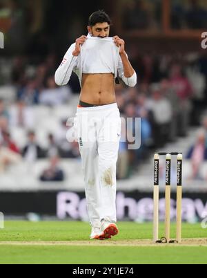 Lo Shoaib Bashir dell'Inghilterra reagisce dopo una caduta del compagno di squadra Josh Hull durante il secondo giorno del terzo Rothesay Men's test al Kia Oval di Londra. Data foto: Sabato 7 settembre 2024. Foto Stock