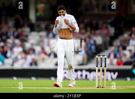 Lo Shoaib Bashir dell'Inghilterra reagisce dopo una caduta del compagno di squadra Josh Hull durante il secondo giorno del terzo Rothesay Men's test al Kia Oval di Londra. Data foto: Sabato 7 settembre 2024. Foto Stock