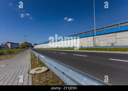 Nuovo viadotto a Częstochowa, incrocio tra Aleja Wojska Polskiego e Aleja Pokoju, strada europea 75, caldo estate in città Foto Stock