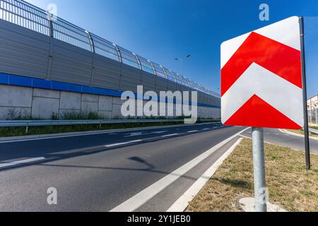 Nuovo viadotto a Częstochowa, incrocio tra Aleja Wojska Polskiego e Aleja Pokoju, strada europea 75, caldo estate in città Foto Stock