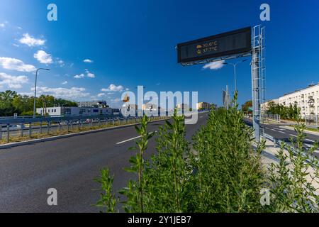 Nuovo viadotto a Częstochowa, incrocio tra Aleja Wojska Polskiego e Aleja Pokoju, strada europea 75, caldo estate in città Foto Stock