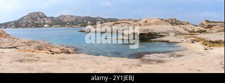 La Maddalena, Italia - 27 agosto 2023: Vista panoramica della spiaggia di granito con formazioni rocciose a Scogliera di Punta Tegge sull'isola di la Maddal Foto Stock