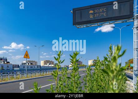 Nuovo viadotto a Częstochowa, incrocio tra Aleja Wojska Polskiego e Aleja Pokoju, strada europea 75, caldo estate in città Foto Stock