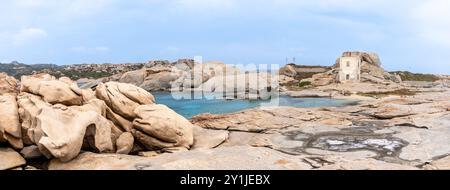 La Maddalena, Italia - 27 agosto 2023: Vista panoramica della spiaggia di granito con grandi scogli a Scogliera di Punta Tegge sull'isola di la Maddalena, Foto Stock