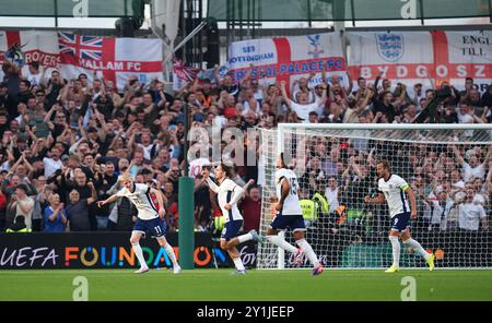 L'inglese Jack Grealish (secondo a sinistra) celebra il secondo gol della squadra durante la partita del gruppo F della UEFA Nations League all'Aviva Stadium di Dublino. Data foto: Sabato 7 settembre 2024. Foto Stock