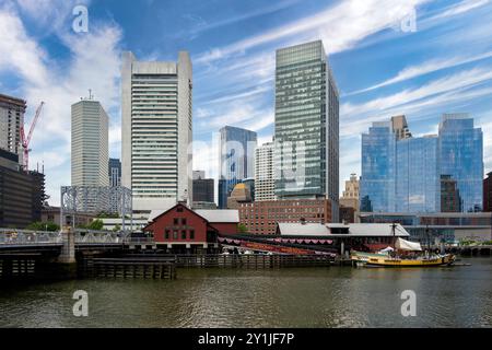 Skyline di Boston, preso da una barca il porto Foto Stock