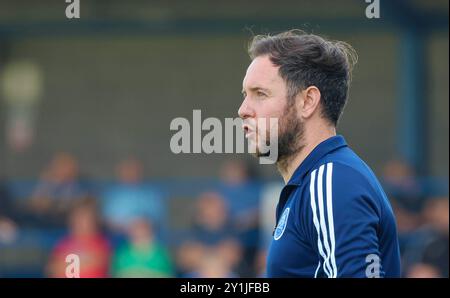 Mourneview Park, Lurgan, Contea di Armagh, Irlanda del Nord, Regno Unito. 7 settembre 2024. Sports Direct Premiership - Glenavon 2 Loughgall 2. Azione della partita di oggi al Mourneview Park (Glenavon in blu). Il manager Glenavon Stephen McDonnell. Crediti: CAZIMB/Alamy Live News. Foto Stock