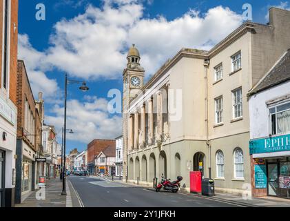 Negozi sulla High Street con Guildhall a destra, Newport, Isola di Wight, Inghilterra, Regno Unito Foto Stock