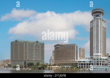 Fiume Nilo, Cairo, Egitto. La Grand Nile Tower e il Four Seasons Hotel. Foto Stock