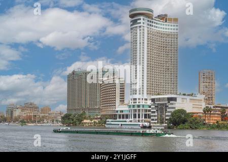 Fiume Nilo, Cairo, Egitto. La Grand Nile Tower e il Four Seasons Hotel. Foto Stock