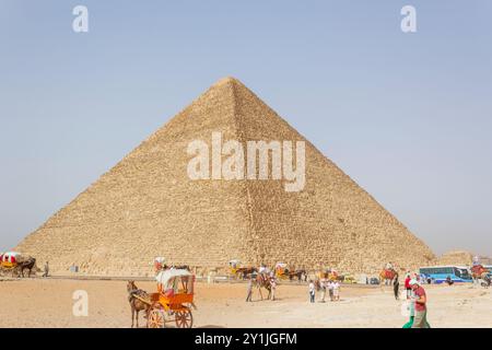 Il complesso piramidale di Giza, noto anche come necropoli di Giza, il Cairo, Egitto. Turisti, cammelli, pullman per escursioni Foto Stock