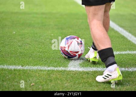 Primo piano di Jude Arthurs (20 Bromley) scarponi e palla durante la partita di Sky Bet League 2 tra Colchester United e Bromley al Weston Homes Community Stadium di Colchester sabato 7 settembre 2024. (Foto: Kevin Hodgson | mi News) crediti: MI News & Sport /Alamy Live News Foto Stock