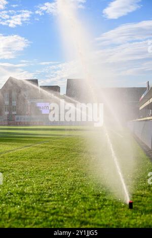 Groesbeek, Paesi Bassi. 7 settembre 2024. GROESBEEK, 07-09-2024, Sportpark Zuid, Betnation Divisie. Dutch Tweede Divisie, stagione calcistica 2024/2025. Annaffiare il campo della partita durante il match de Treffers - AFC. Crediti: Pro Shots/Alamy Live News Foto Stock