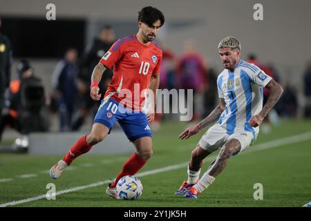 Buenos Aires, Argentina - 5 settembre 2024. Victor Davila (sinistra) sfugge Rodrigo De Paul (destra) durante la partita tra Argentina e Cile. L'ARG Foto Stock
