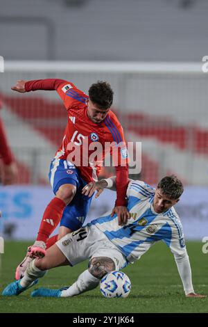 Buenos Aires, Argentina - 5 settembre 2024. Il centrocampista cileno Felipe Loyola (a sinistra) combatte per il pallone contro Enzo Fernández (a destra) durante il MAT Foto Stock