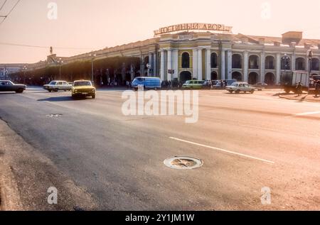 Immagine d'archivio degli anni '1980 del grande magazzino Gostinyy Dvor in prospettiva Nevsky, Leningrado, ora San Pietroburgo. Foto Stock