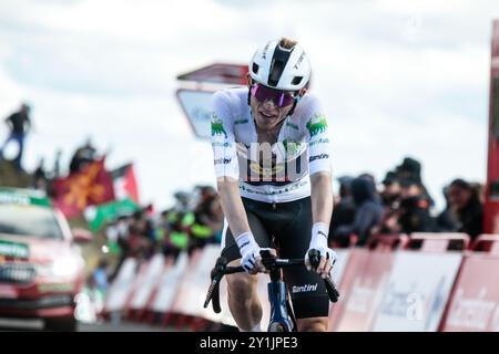 Mattias Skjelmose Denmark Lidl Trek è tra i primi 5 a la Vuelta e vince l'ambita maglia bianca del Best Young rider 2024 Foto Stock