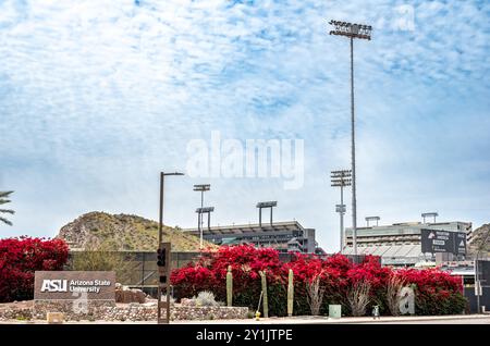 Phoenix, Arizona, Stati Uniti - 3.23.2024: Attenzione al logo Sundevil con vista distante dell'Arizona State University Mountain America Stadium Foto Stock