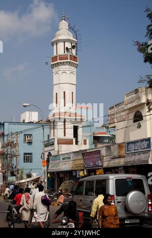 Scena di strada con minareto, Puducherry, Pondicherry, Tamil Nadu, India - negozi; minareto; moschea; bellissimo minareto bianco con alcuni dettagli marroni; peop Foto Stock