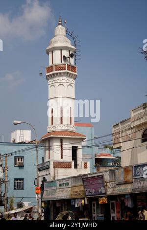 Scena di strada con minareto, Puducherry, Pondicherry, Tamil Nadu, India - negozi; minareto; moschea; bellissimo minareto bianco con alcuni dettagli marroni. Foto Stock