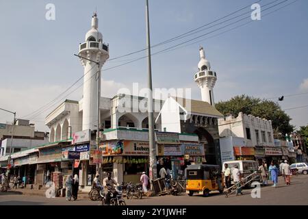 Scena di strada con minareto, Puducherry, Pondicherry, Tamil Nadu, India - negozi; minareto; moschea; bellissimo minareto bianco con alcuni dettagli verdi; ISL Foto Stock