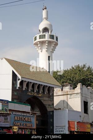 Scena di strada con minareto, Puducherry, Pondicherry, Tamil Nadu, India - negozi; minareto; moschea; bellissimo minareto bianco con alcuni dettagli verdi; ISL Foto Stock