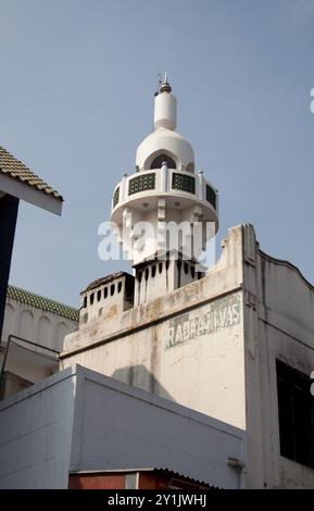 Scena di strada con minareto, Puducherry, Pondicherry, Tamil Nadu, India - negozi; minareto; moschea; bellissimo minareto bianco con alcuni dettagli verdi; ISL Foto Stock