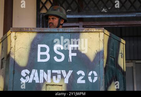 Srinagar, Jammu e Kashmir, India. 7 settembre 2024. Il personale dell'India Border Security Force (BSF) mantiene la veglia mentre i funzionari del polling scaricano le macchine Voter Verifiable Paper audit Trail (VVVPAT) da un camion per essere tenuti all'interno di una stanza protetta presso un centro di distribuzione in vista delle prossime elezioni dell'Assemblea legislativa nella periferia di Srinagar. Le elezioni per l'Assemblea legislativa del Jammu e del Kashmir si svolgono dopo dieci anni in tre fasi il 18 settembre, il 25 settembre e il 1° ottobre, con risultati da dichiarare l'8 ottobre. Jammu e Kashmir sono stati senza un colpo di Stato eletto Foto Stock