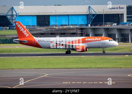 SideView Easyjet Plane presso l'aeroporto Schiphol Paesi Bassi 29-8-2024 Foto Stock