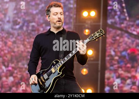 Nathan Connolly di Snow Patrol si esibisce alla BBC radio 2 nel Park 2024 a Preston. Crediti: Craig Hawkhead/Alamy Live News Foto Stock