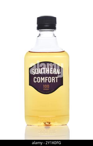 IRVINE, CALIFORNIA - 6 SETTEMBRE 2024: Una bottiglia da 200 ml di Southern comfort, liquore al whisky aromatizzato naturalmente alla frutta con accenti di frutta e spezie. Foto Stock