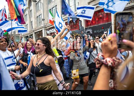 Nova Party di fronte all'Ambasciata israeliana a Londra, organizzata da Stop the Hate Campaign, Londra, Inghilterra, Regno Unito, 7 settembre 2024 Foto Stock