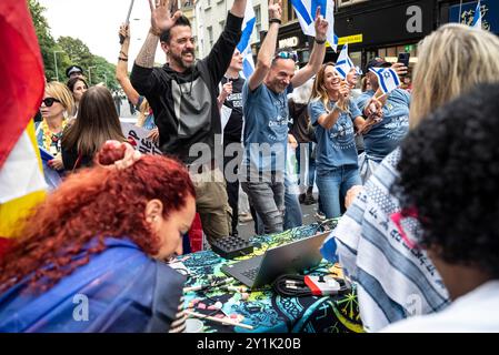 Nova Party di fronte all'Ambasciata israeliana a Londra, organizzata da Stop the Hate Campaign, Londra, Inghilterra, Regno Unito, 7 settembre 2024 Foto Stock