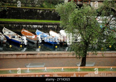 Rival del garda/Itlay/30 May 2024/ . Vista della rivra del garda e della vita sul lago di garda e sulla città italiana di Riva del garda Itlay (foto di Francis Joseph Dean/Dean Pictures) (non per uso commerciale) Foto Stock