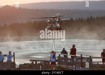 Schierke, Germania. 7 settembre 2024. Un elicottero della Bundeswehr prende l'acqua dal bacino di conservazione di Torfhaus per combattere l'incendio della foresta. Un incendio nella foresta scoppiò sul Königsberg sotto il Brocken venerdì. Il grande incendio sul Brocken nelle Harz Mountains si è diffuso. Due elicotteri della Bundeswehr sono in azione anche da sabato. Crediti: Matthias Bein/dpa/Alamy Live News Foto Stock