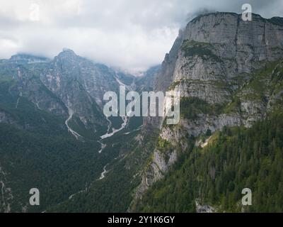 Splendida vista sulle ripide montagne delle Dolomiti di Brenta, a ovest di Molveno, Italia Foto Stock