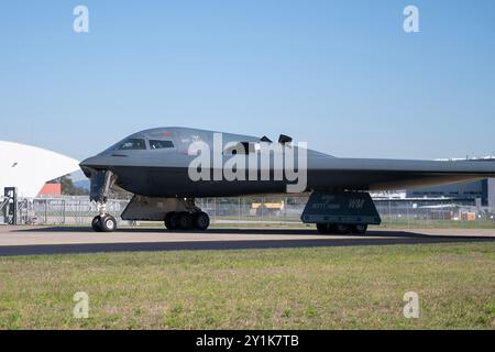Un bombardiere stealth B-2 Spirit della U.S. Air Force taxi verso la pista per una missione Bomber Task Force presso la Royal Australian Air Force base di Amberley, Australia, Foto Stock