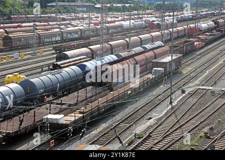 Die großen Rangierbahnhöfe Deutschlands Der Rangierbahnhof im Hagener Ortsteil Vorhalle mit seinen großen Gleisanlagen ist für die Infrastruktur der Region von überregionaler Bedeutung. Man sieht die Waggons, Gleise und den Rangierbetrieb, sowie die Lokleitstelle. Es gibt elfo Einfahrgleise, zwei Berggleise und 40 Richtungsgleise. Hagen Nordrhein-Westfalen Deutschland Vorhalle *** i grandi cantieri di smistamento in Germania il cantiere di smistamento nel distretto Vorhalle di Hagen, con i suoi ampi binari, è di importanza sovraregionale per le infrastrutture regionali si possono vedere i carri, trac Foto Stock