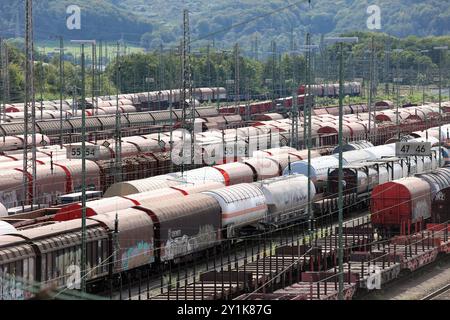 Die großen Rangierbahnhöfe Deutschlands Der Rangierbahnhof im Hagener Ortsteil Vorhalle mit seinen großen Gleisanlagen ist für die Infrastruktur der Region von überregionaler Bedeutung. Man sieht die Waggons, Gleise und den Rangierbetrieb, sowie die Lokleitstelle. Es gibt elfo Einfahrgleise, zwei Berggleise und 40 Richtungsgleise. Hagen Nordrhein-Westfalen Deutschland Vorhalle *** i grandi cantieri di smistamento in Germania il cantiere di smistamento nel distretto Vorhalle di Hagen, con i suoi ampi binari, è di importanza sovraregionale per le infrastrutture regionali si possono vedere i carri, trac Foto Stock