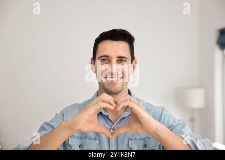 Felice attraente bruna ragazzo latino che esprime amore, sostegno Foto Stock