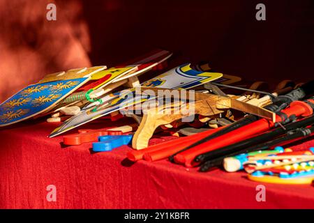 giocattoli di legno che imitano armi e scudi medievali Foto Stock