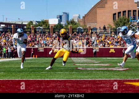 St. Paul, Minnesota, Stati Uniti. 7 settembre 2024. Il giocatore di football dell'Università del Minnesota ELIJAH SPENCER corre verso l'endzone. L'Università del Minnesota e l'Università del Rhode Island si affrontarono all'Huntington Bank Stadium di Minneapolis. L'Università del Minnesota ha vinto, chiudendo Rhode Island 48-0. (Credit Image: © Michael Turner/ZUMA Press Wire) SOLO PER USO EDITORIALE! Non per USO commerciale! Crediti: ZUMA Press, Inc./Alamy Live News Foto Stock